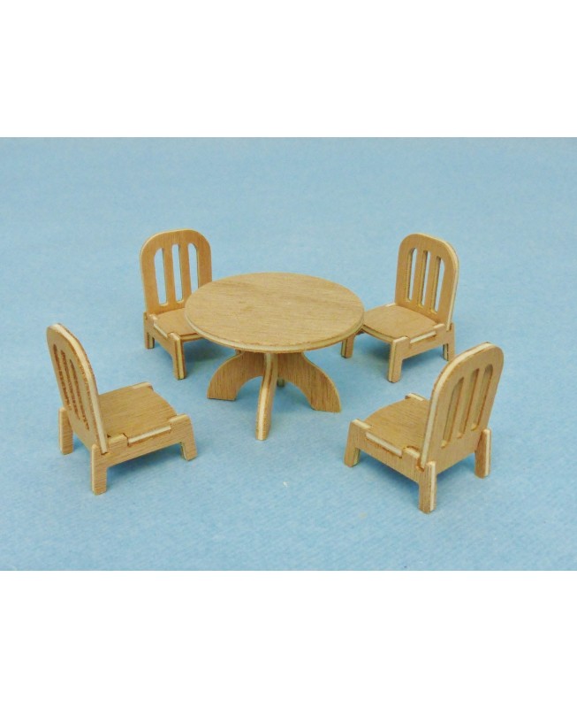 Table + 4 chaises type playmobils 1/24ème