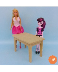 Table en bois meuble de poupées Barbie 1/6ème