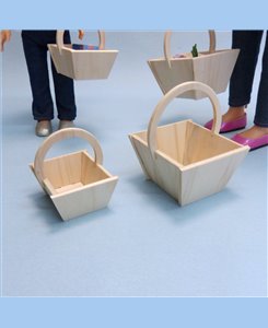 Panier miniature en bois pour poupée 