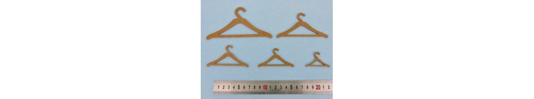 Cintres miniatures en bois pour poupées